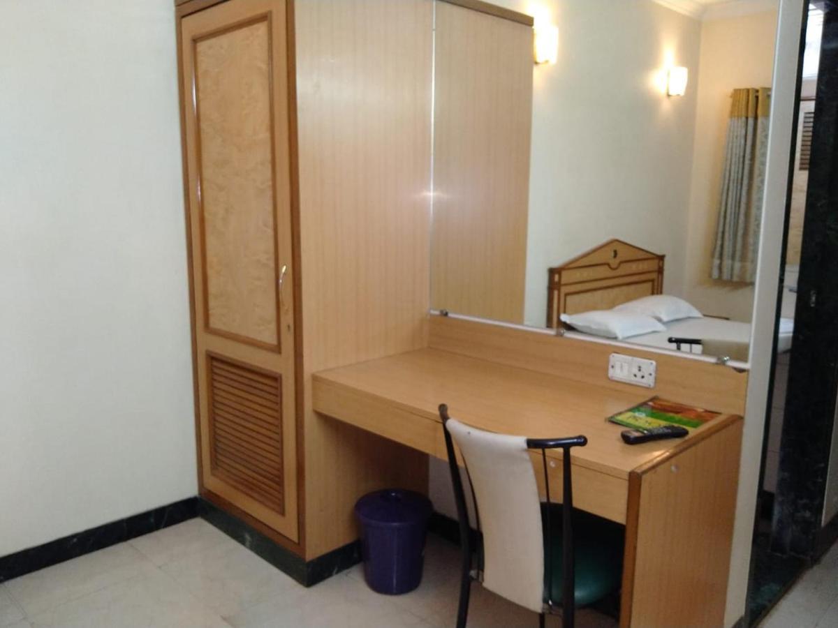 Pooja International Nashik Hotel Екстериор снимка