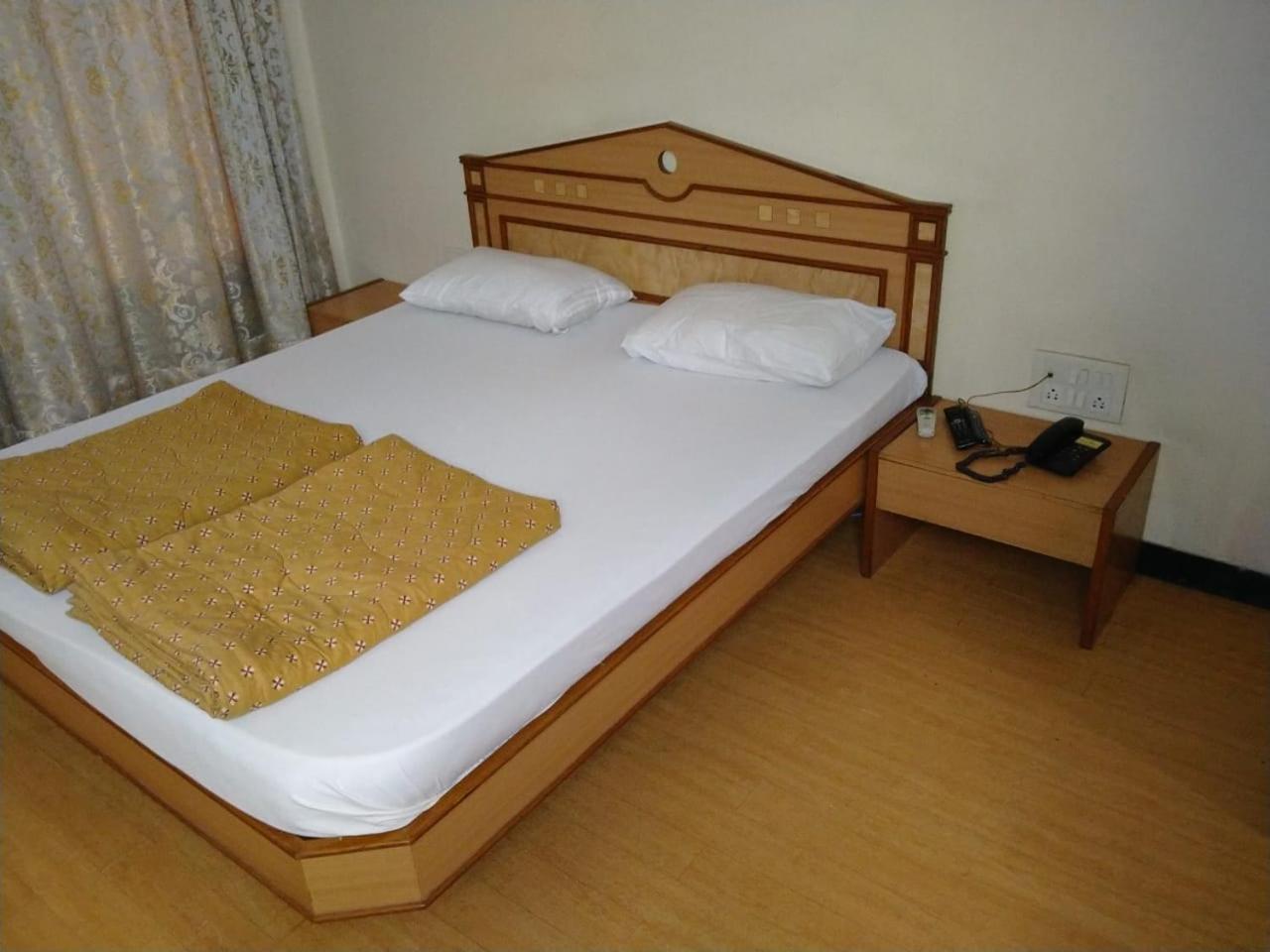 Pooja International Nashik Hotel Екстериор снимка