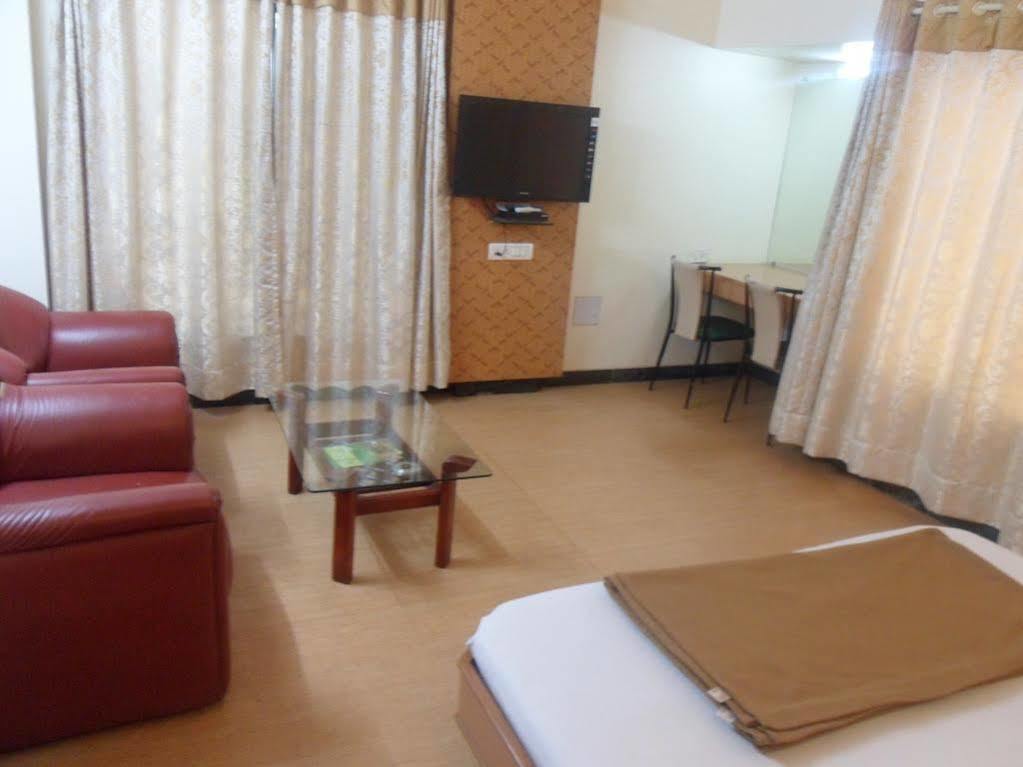 Pooja International Nashik Hotel Екстериор снимка