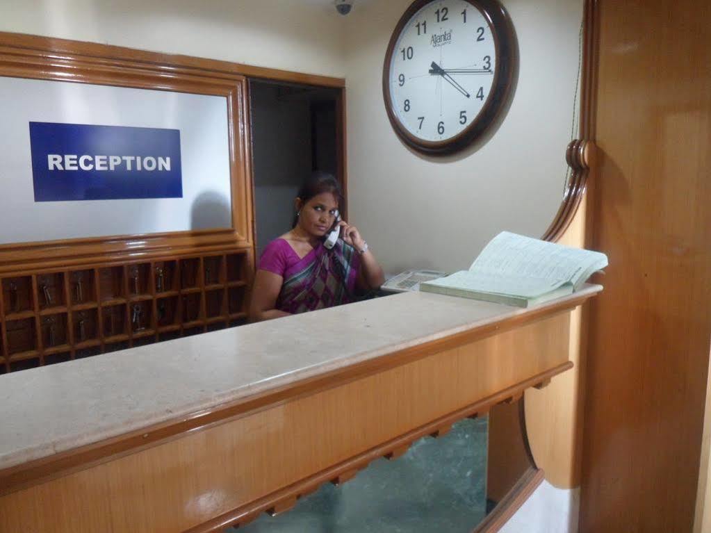 Pooja International Nashik Hotel Екстериор снимка