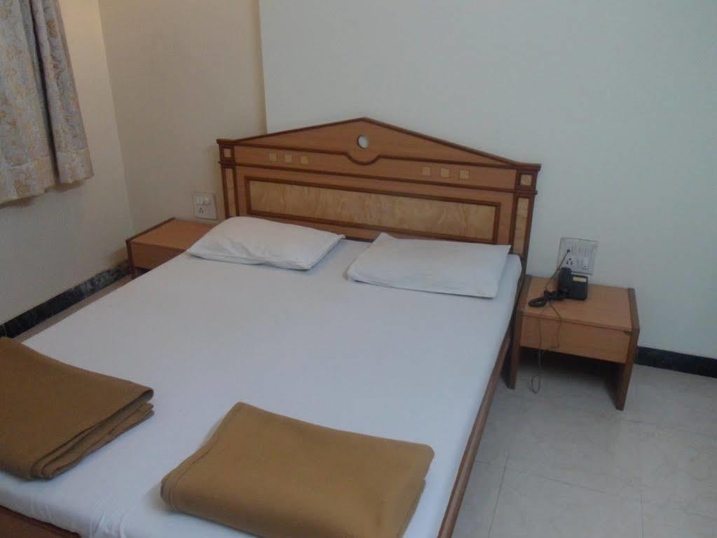 Pooja International Nashik Hotel Екстериор снимка