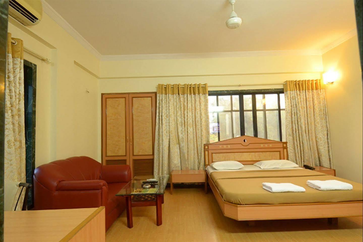 Pooja International Nashik Hotel Екстериор снимка